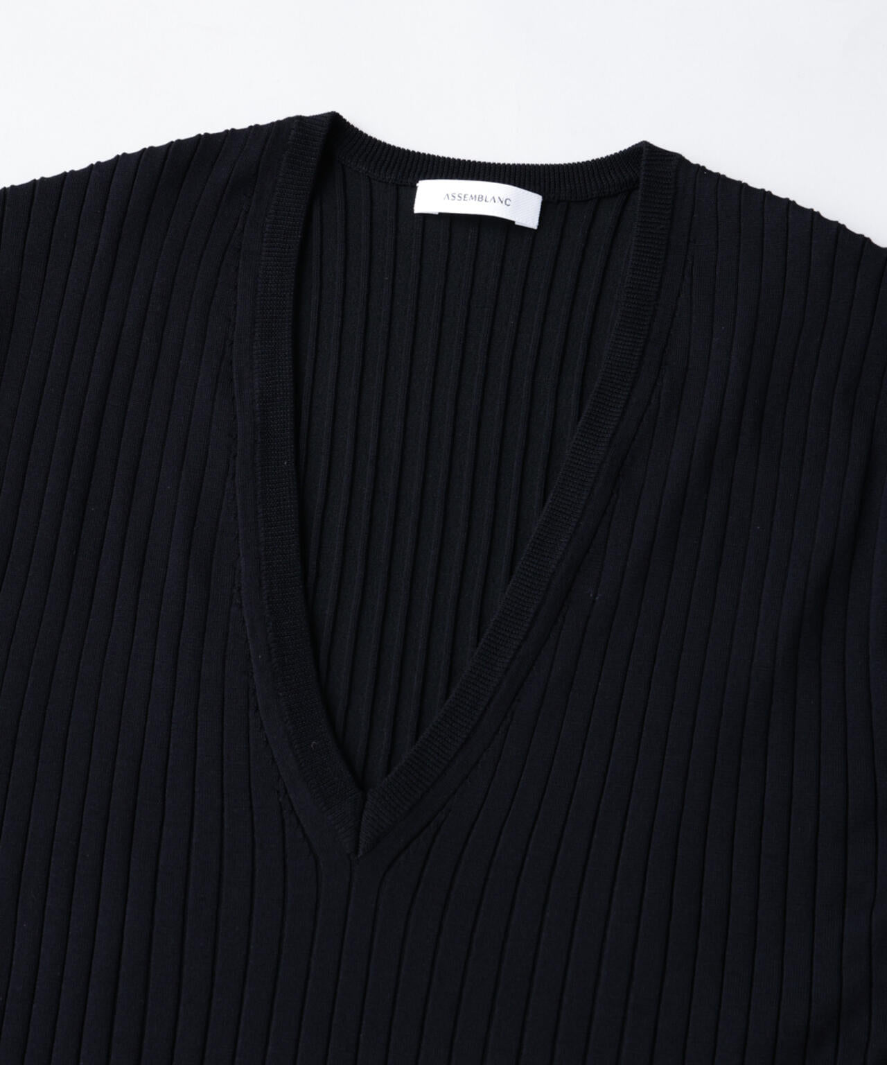 「ASSEMBLANC」ウォッシャブルシルクワイドリブVネックニットTシャツ