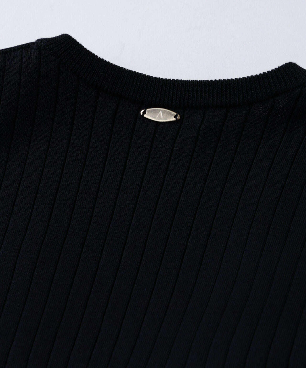 「ASSEMBLANC」ウォッシャブルシルクワイドリブVネックニットTシャツ